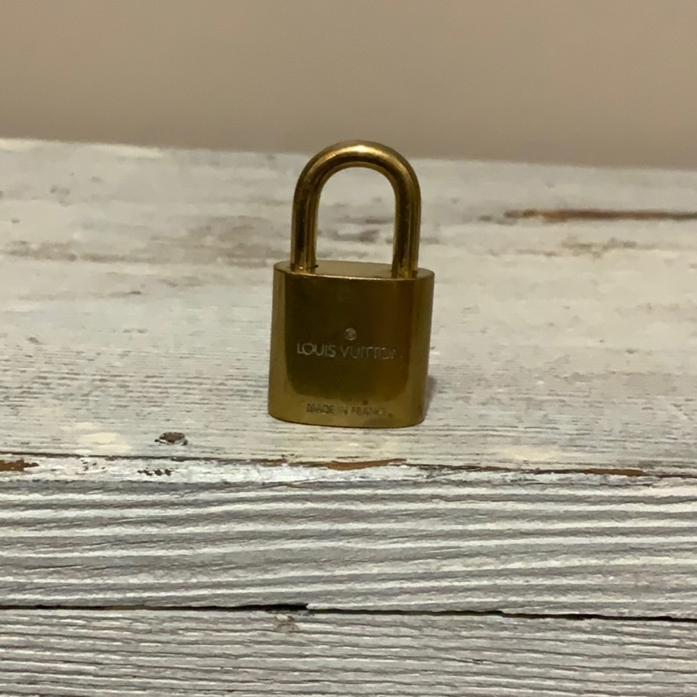 Louis Vuitton Brass '319' Padlock in Goldtone with Goldtone Key [m] - Picture 4 of 9